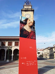 Torre di Bergamo con il pannello sulla mostra di Raffaello