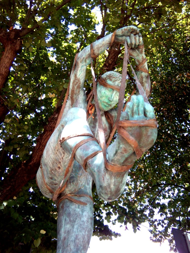 scultura fra le vie di Pietrasanta