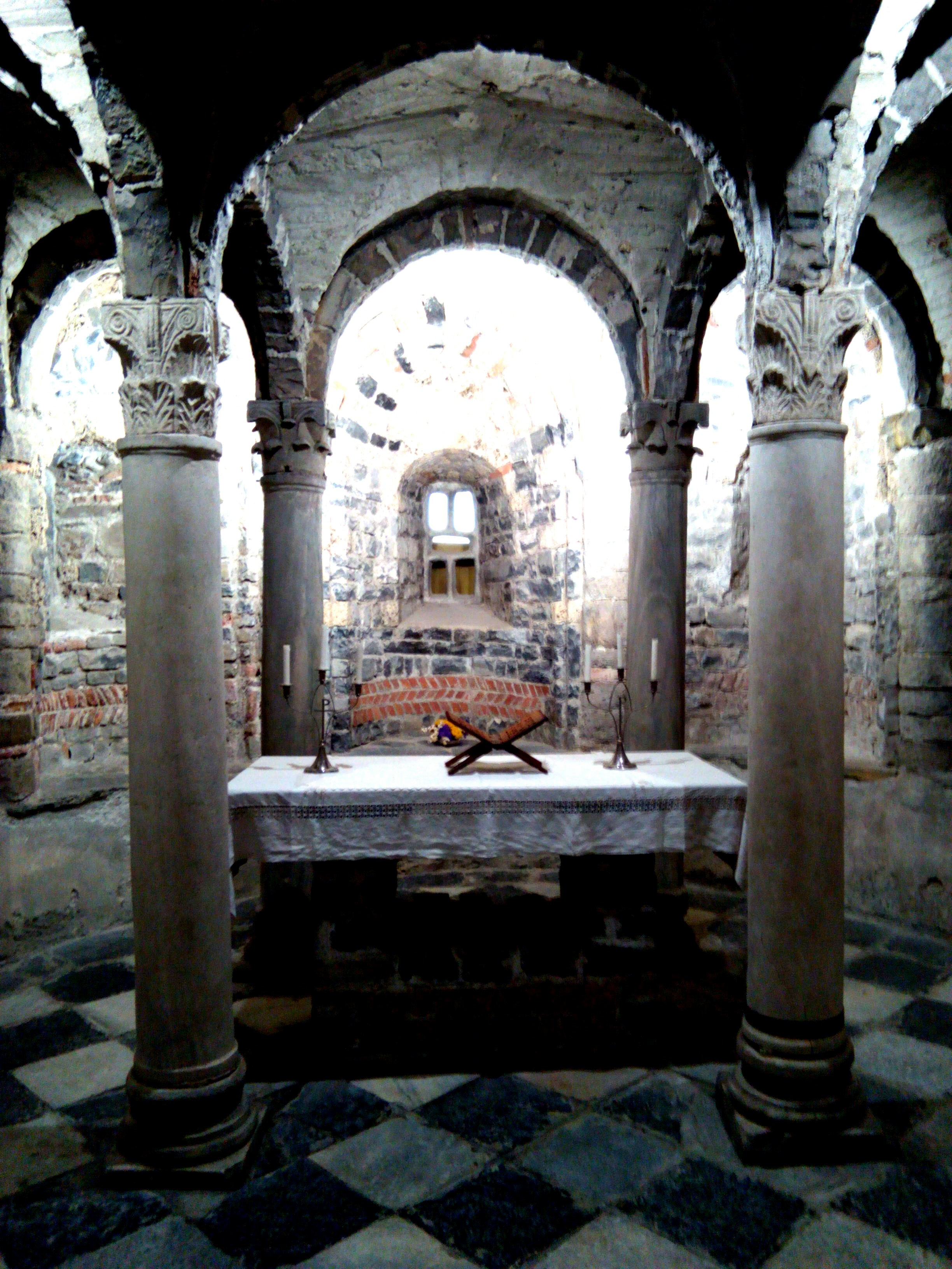 la cripta della chiesetta di Santo Stefano a Lenno, sul lago di Como