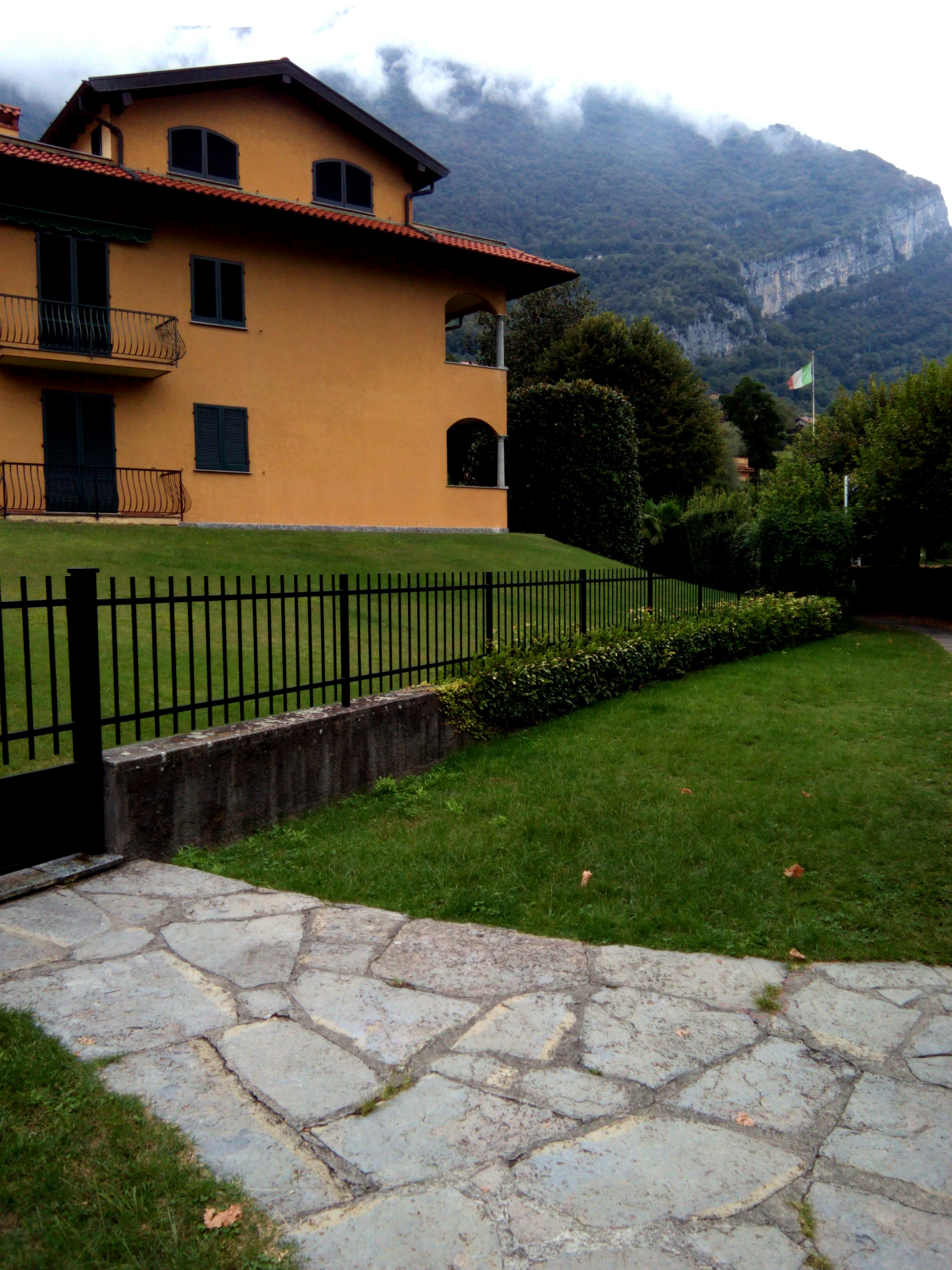casa, verde e montagna a Lenno, lago di Como