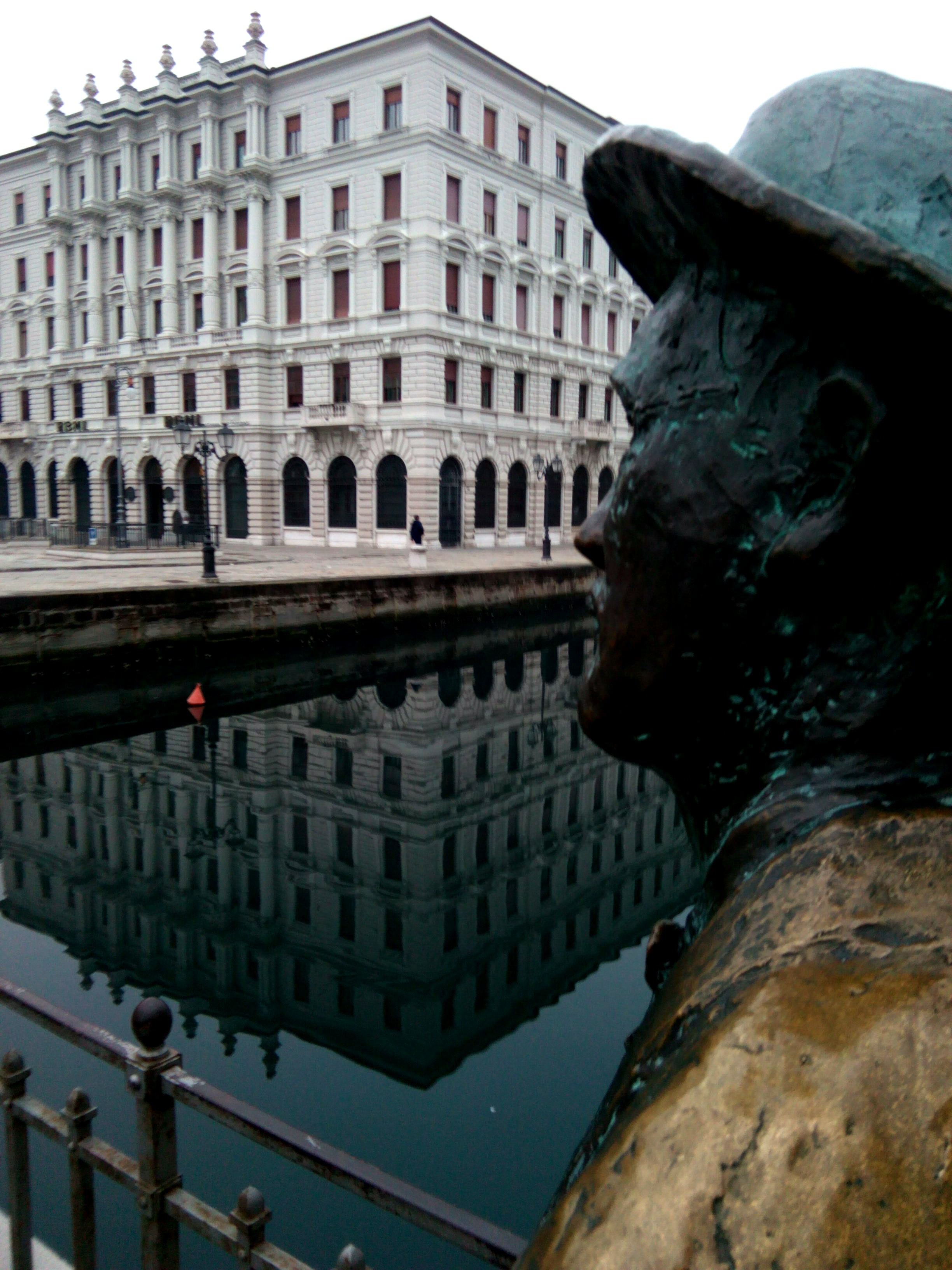 statua di James Joyce sul ponticello del Canal grande a Trieste