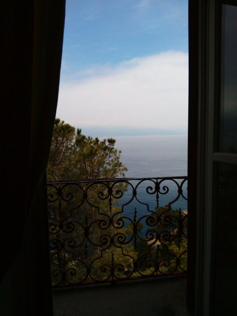 il mare a Portofino da una finestra del castello di Brown