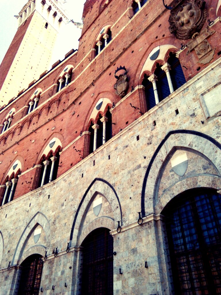 Siena - la magnifica facciata di Piazza del Campo