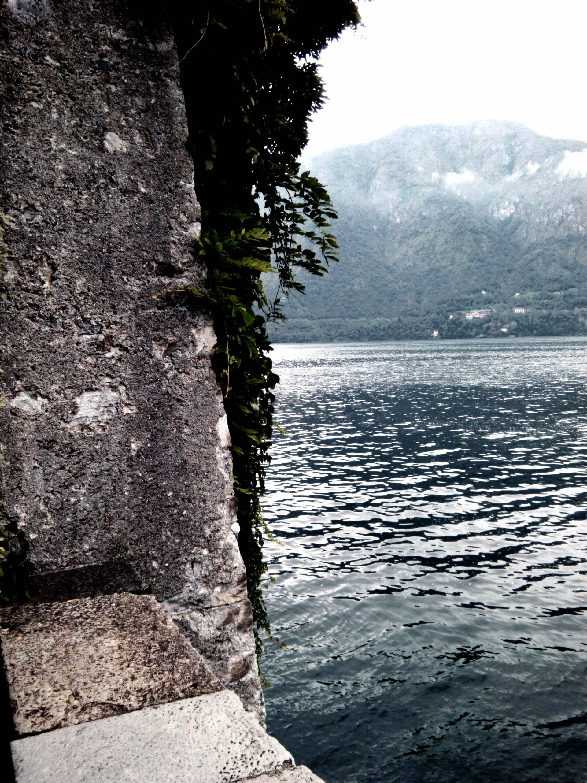 un angolo sul lago di Como, dalle mura della Villa del Balbianello