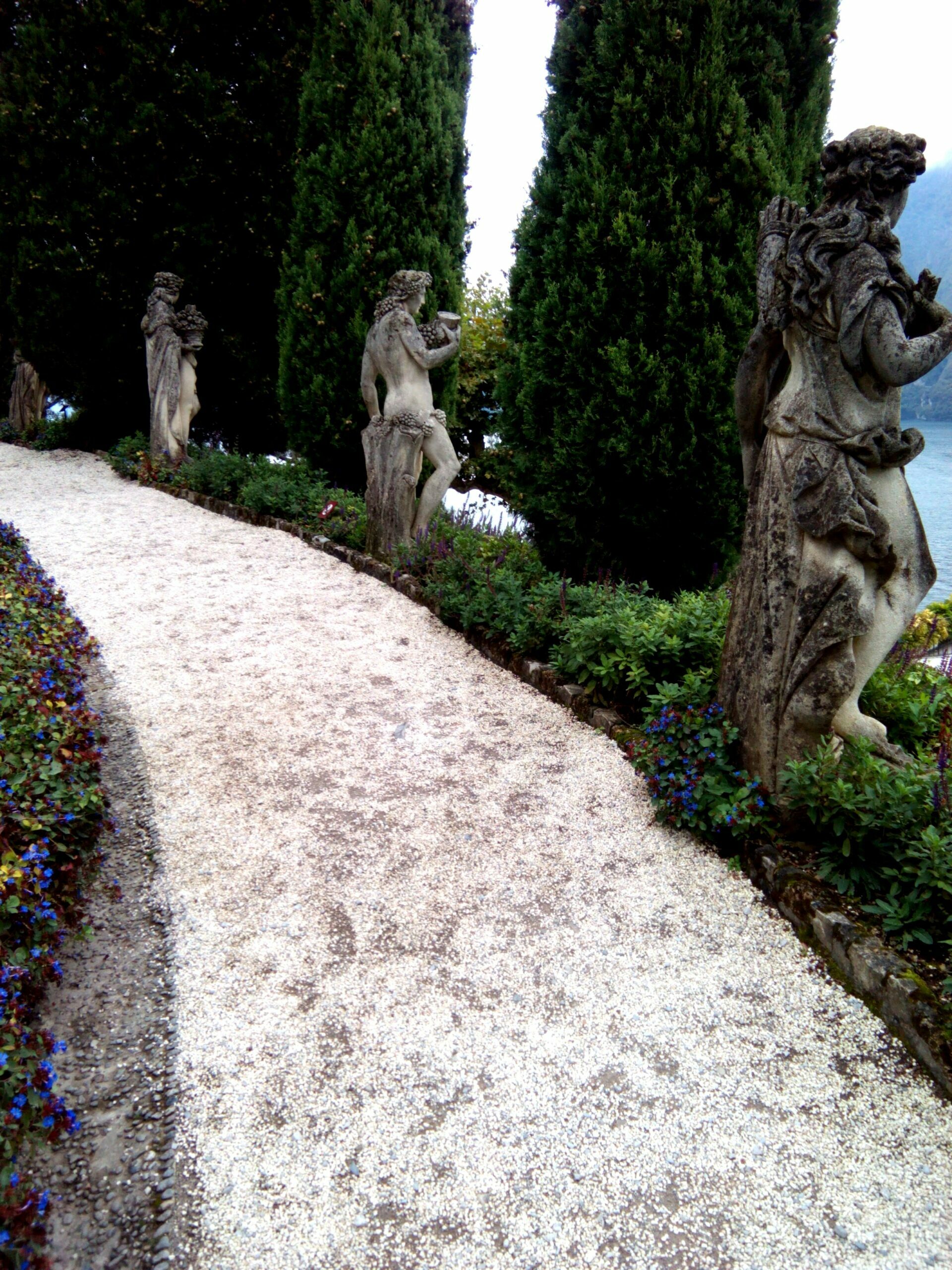 un sentiero nel parco della Villa del Balbianello, bene FAI sul lago di Como