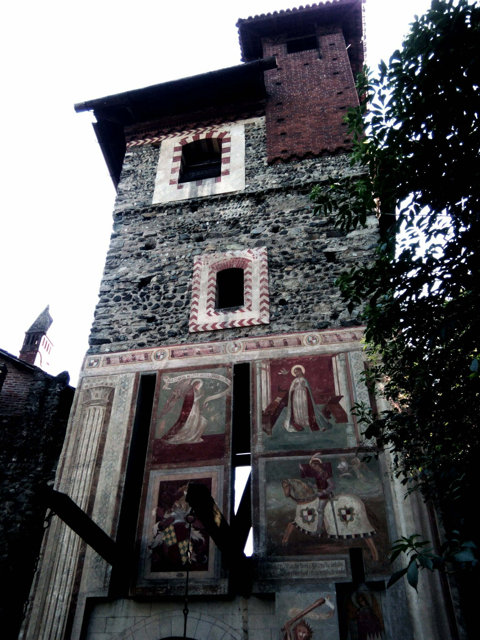 la Torre dingresso al Borgo Medievale di Torino