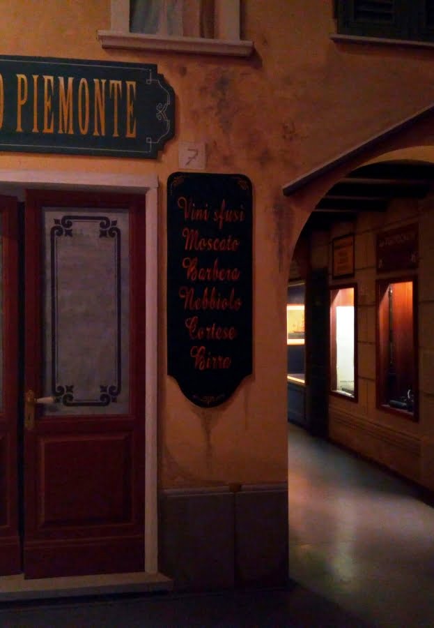 Museo del Mare di Genova interno - uno dei viali ricostruiti della Genova di fine '800
